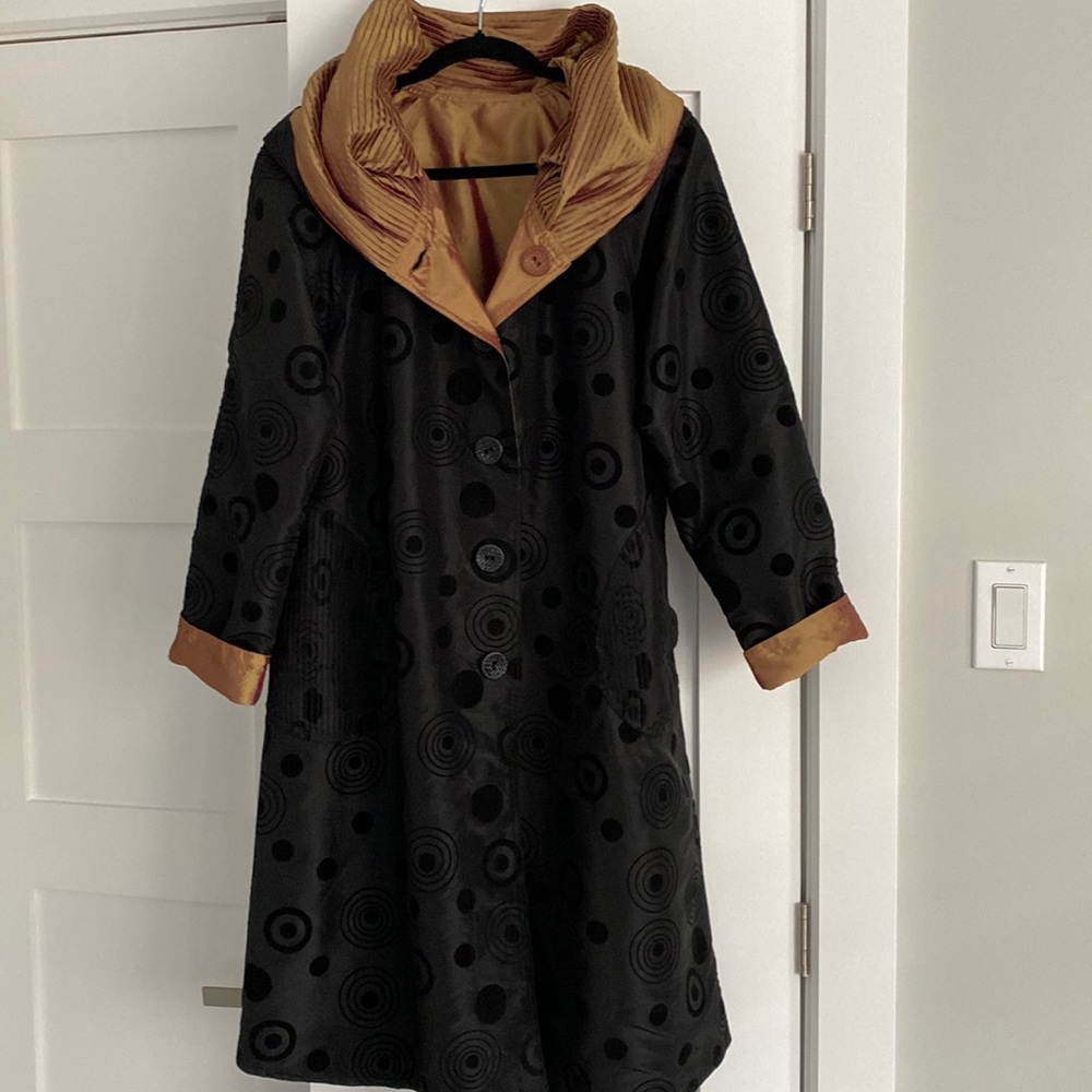 Completely reversible trench coat BLACK/GOLD.